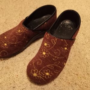 🤩🤩 Dansko floral suede clogs size 40